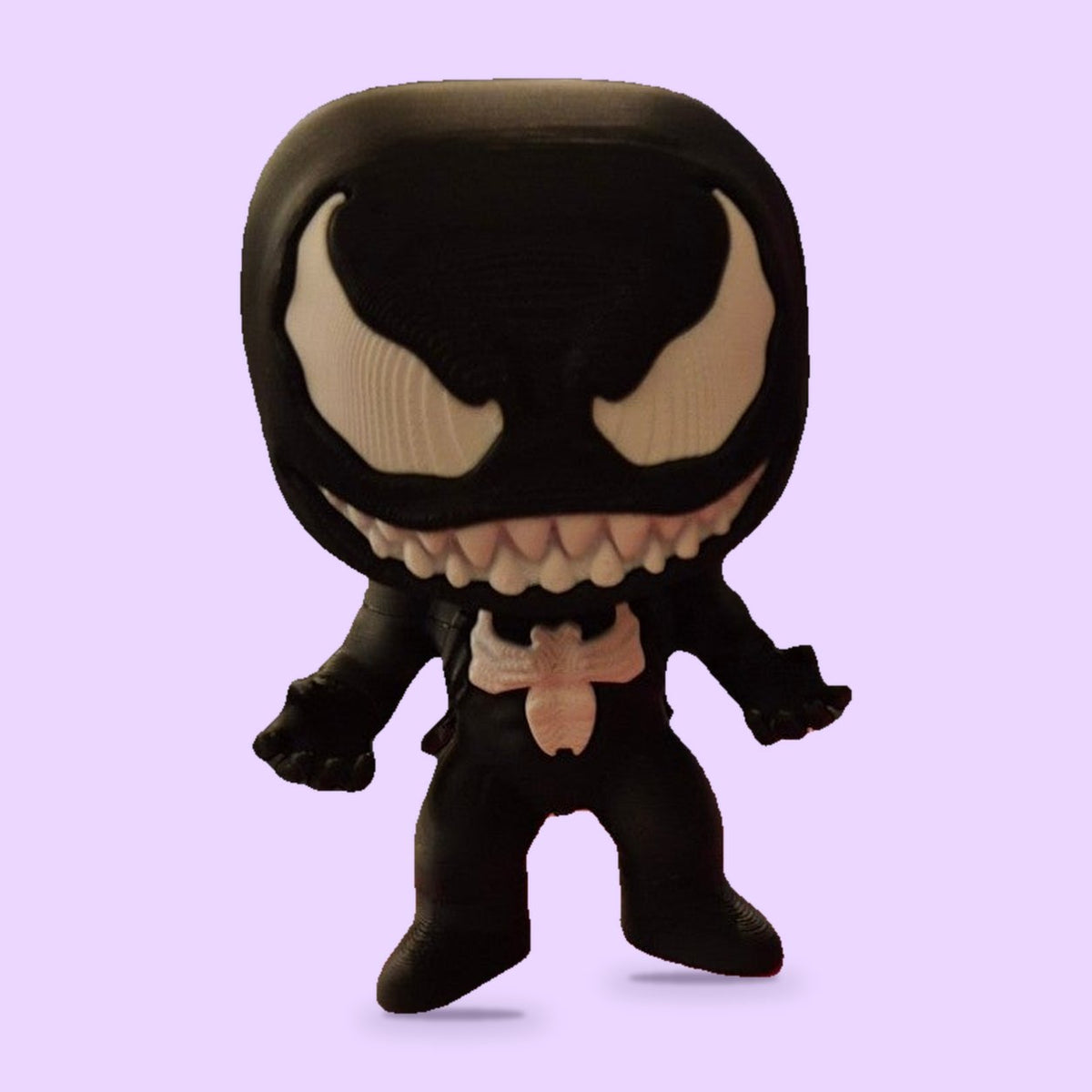 Venom sozinho em fundo lavanda