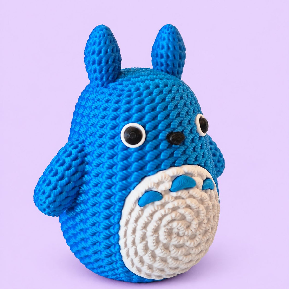 Totoro no estilo tricô - amigurumi com fundo lavanda