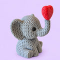 Elefante com Coração no estilo tricô - amigurumi com fundo lavanda