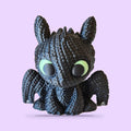 Dragão Banguela e Fúria da Luz no estilo tricô - amigurumi com fundo lavanda e sombra de contato