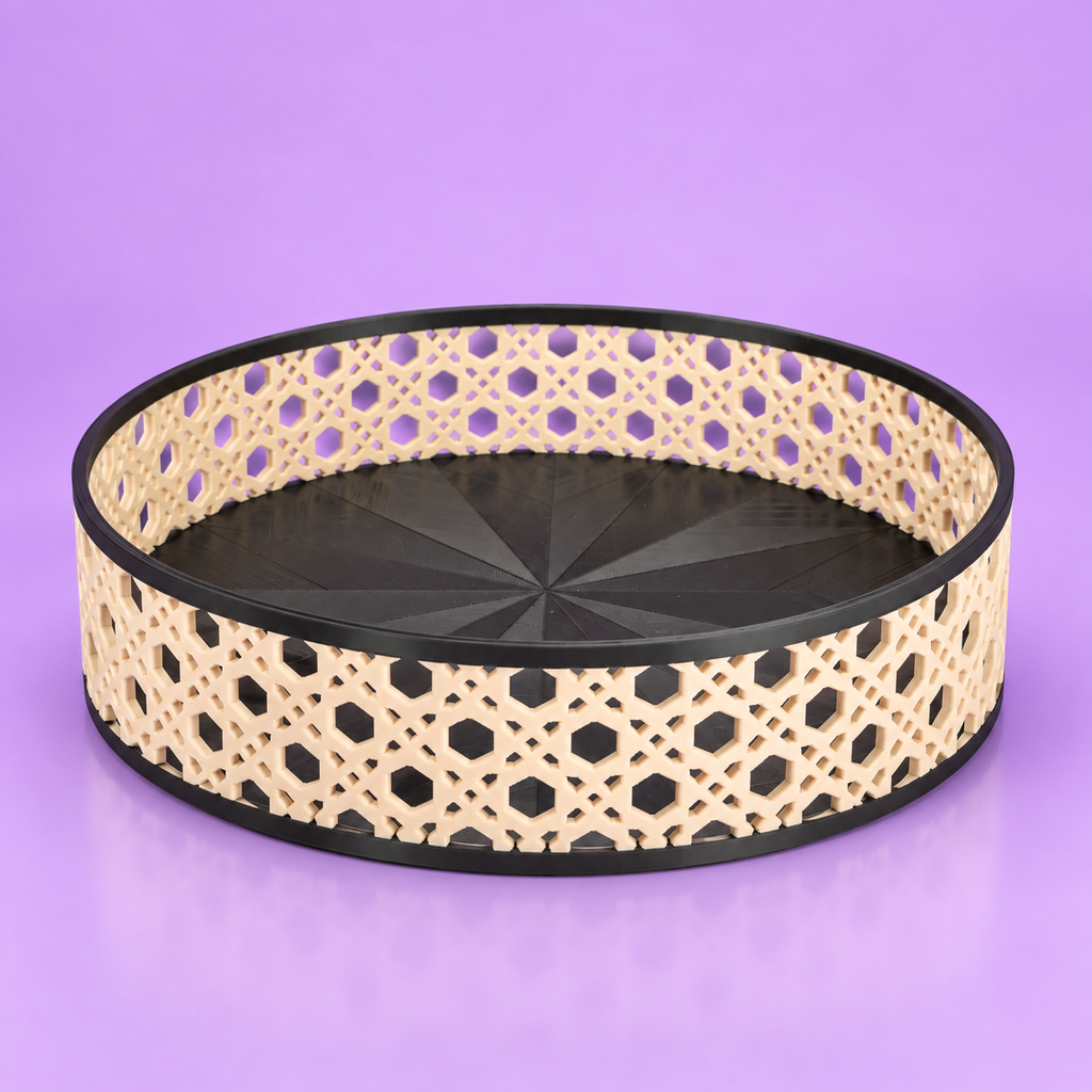 Bandeja organizadora decorativa em impressão 3D, creme e preta, em fundo roxo Studio Xapê