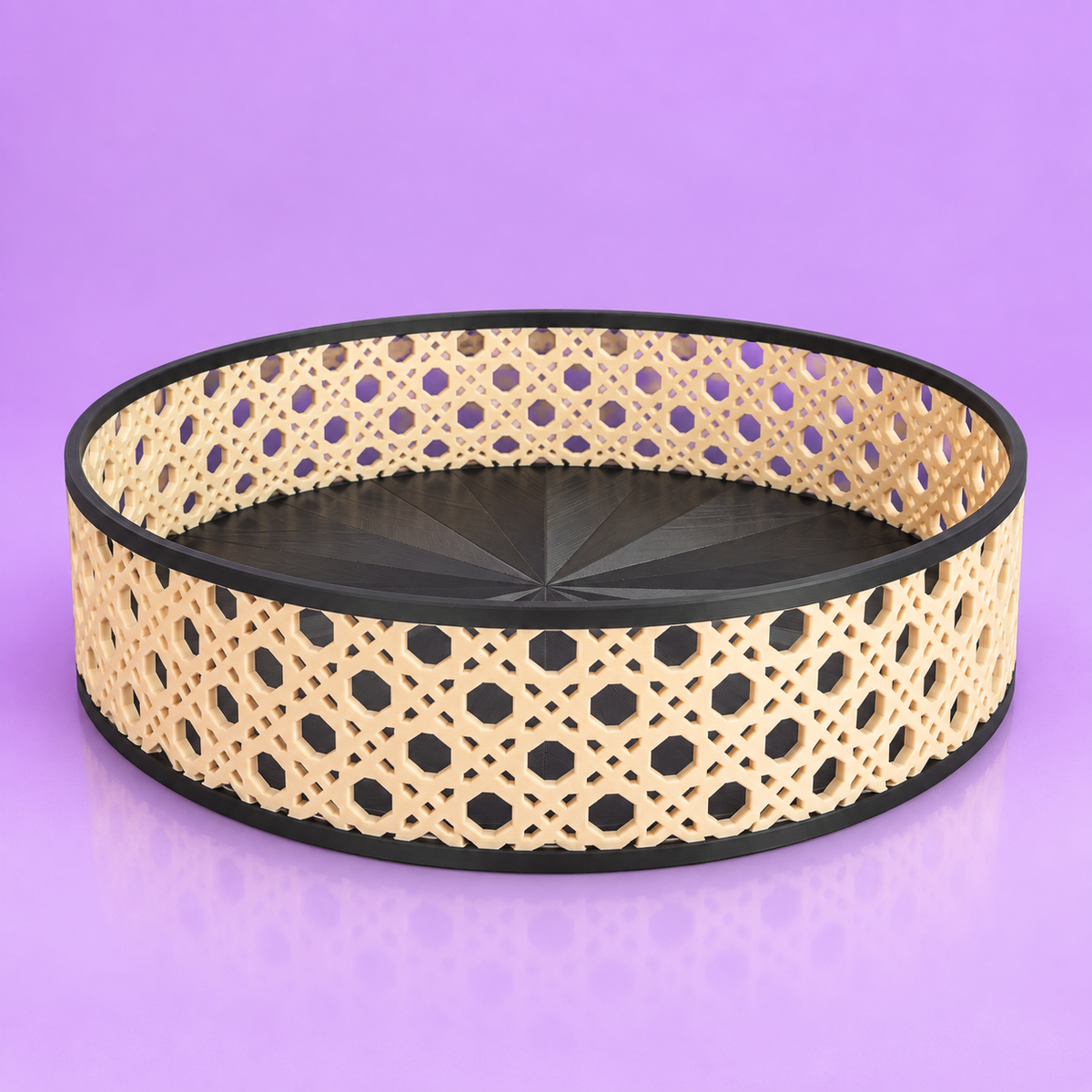 Bandeja organizadora decorativa vista frontal, com trama geométrica creme e fundo roxo Studio Xapê