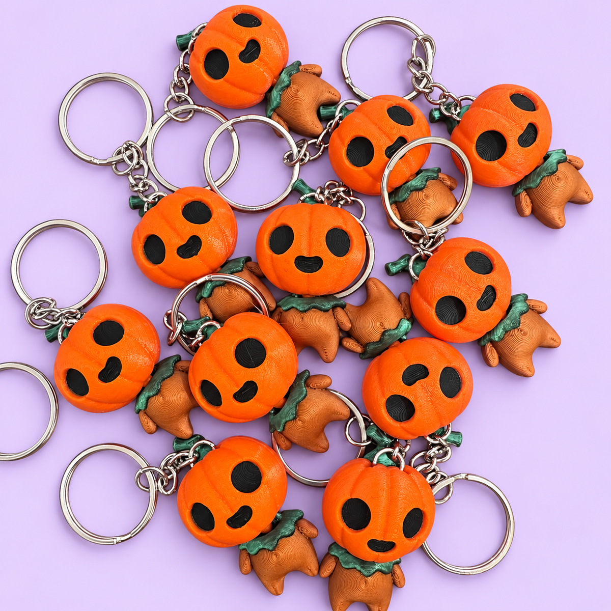 Chaveiro Abóbora Halloween 3D Studio Xapê em fundo lavanda
