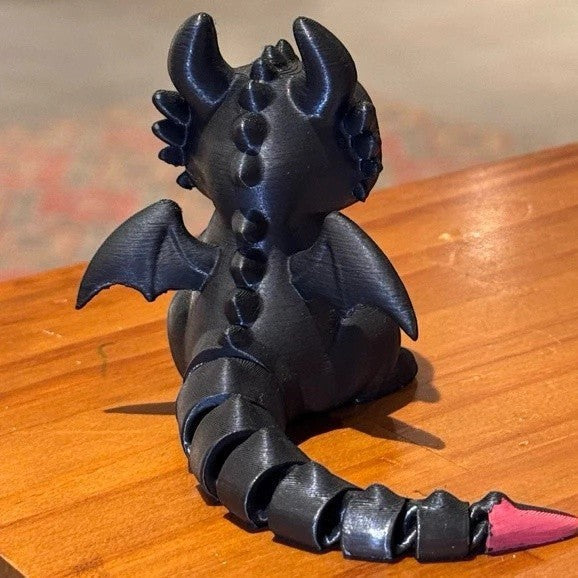 Boneco articulado Minha loja do dragão Banguela em impressão 3D preta com cauda flexível e detalhe rosa na ponta