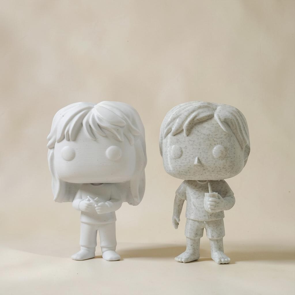 Dois bonecos colecionáveis Minha loja estilo pop impressos em 3D, um branco liso e outro com textura granulada.