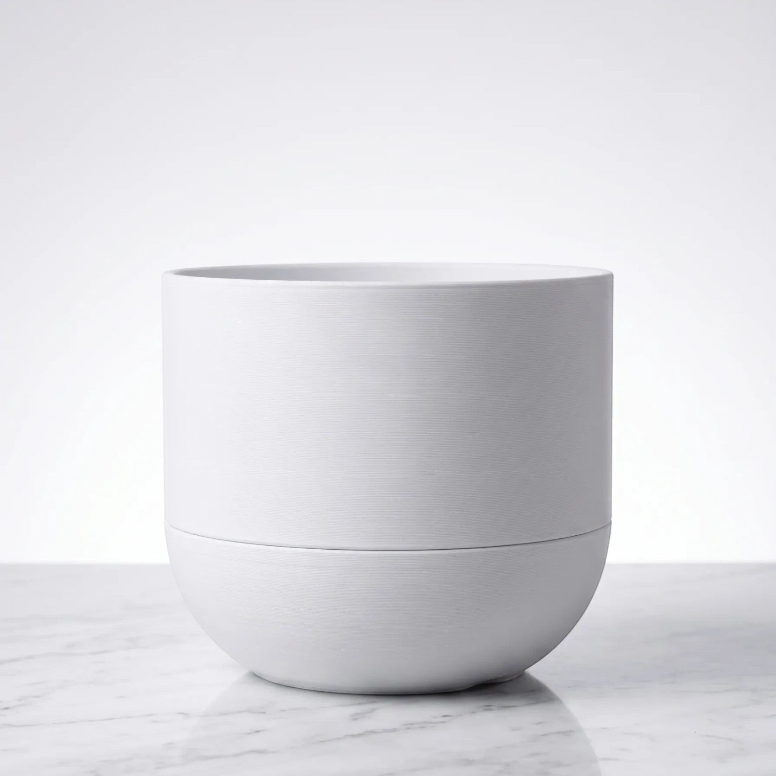 Cachepô autoirrigável Minha loja branco com design minimalista e moderno feito em impressão 3D sobre base de mármore