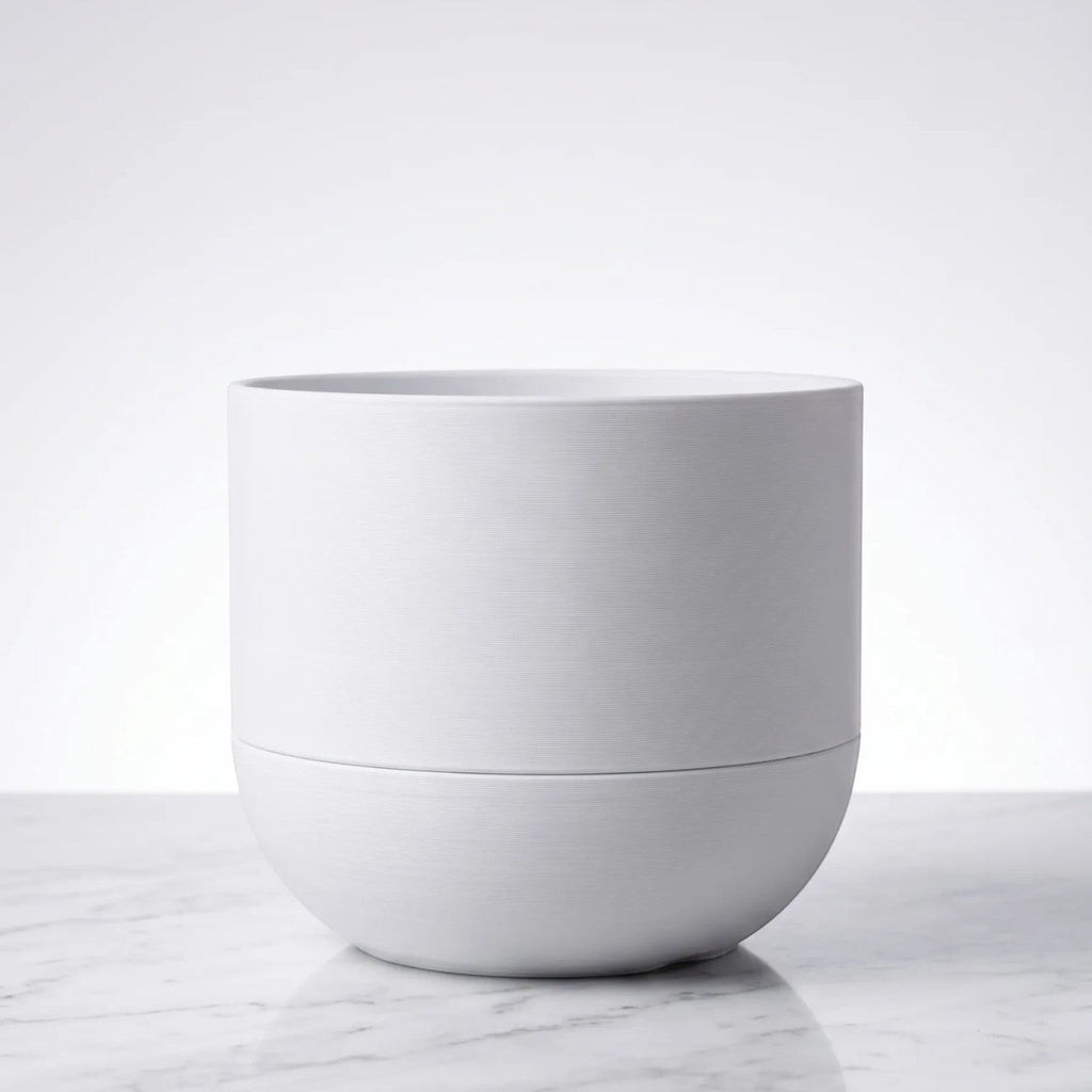 Cachepô autoirrigável Minha loja branco com design minimalista e moderno feito em impressão 3D sobre base de mármore