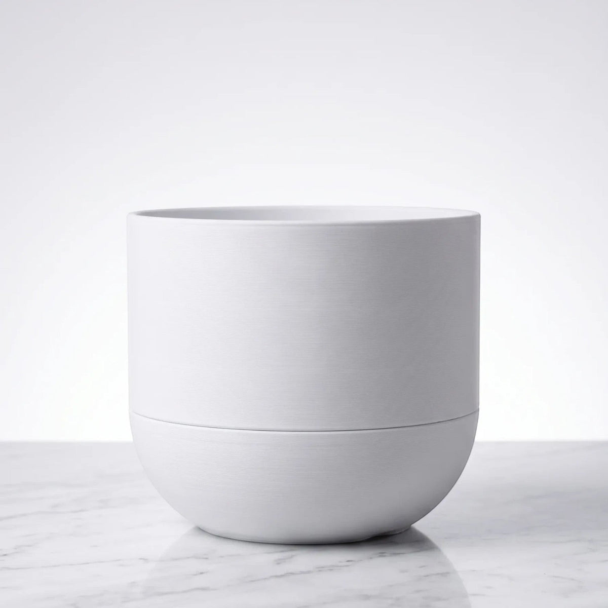Cachepô autoirrigável Minha loja branco com design minimalista e moderno feito em impressão 3D sobre base de mármore