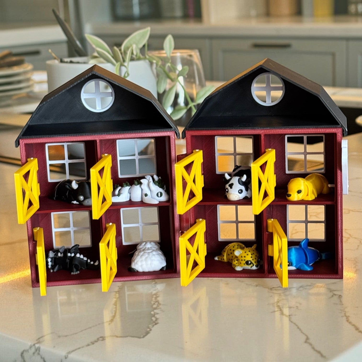 Minha loja Casa Celeiro para Animais Miniatura com 8 baias, portas amarelas e animais de brinquedo em cada compartimento