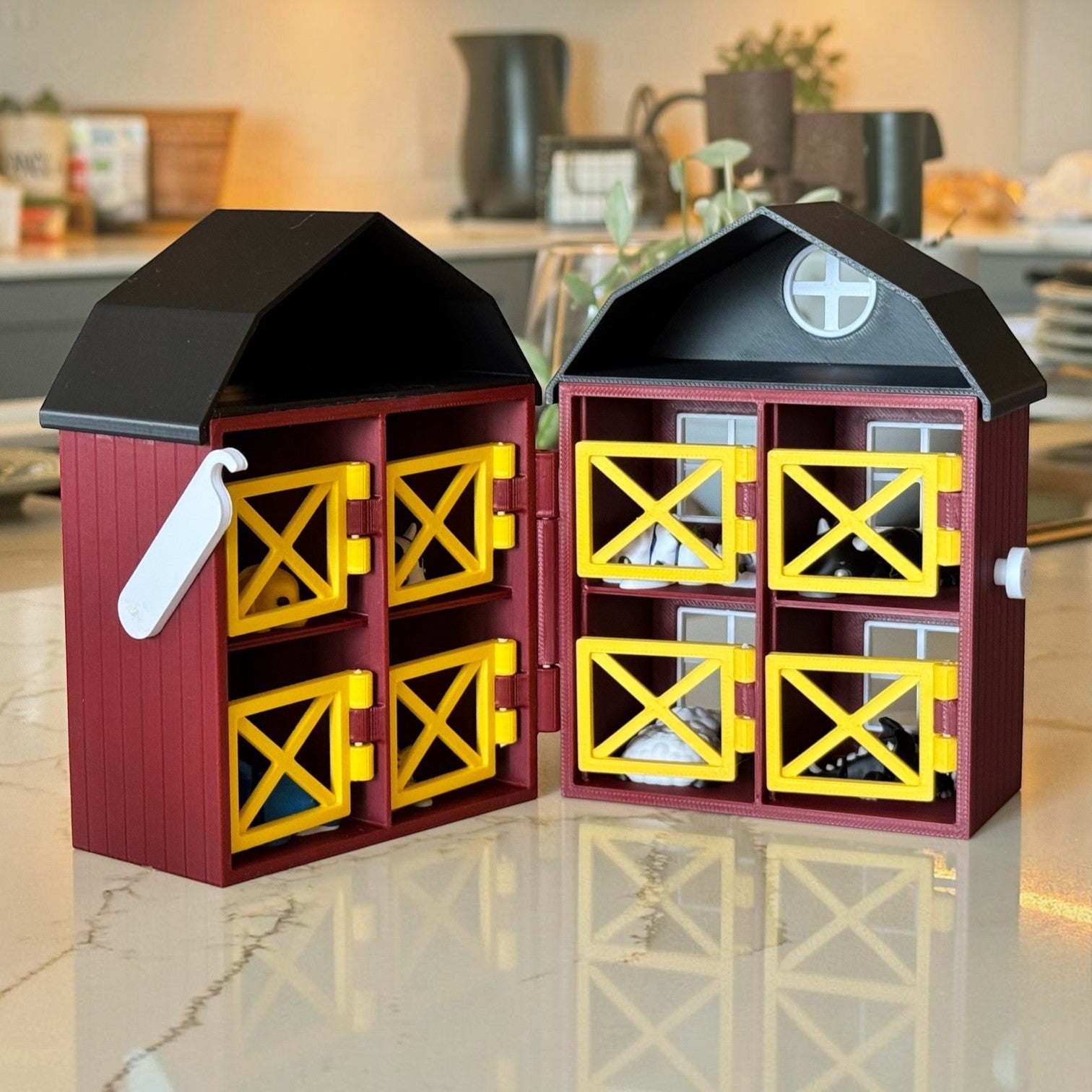 Casa Celeiro para Animais Miniatura Minha loja com 8 baias amarelas, estrutura vermelha e teto preto que se abre.