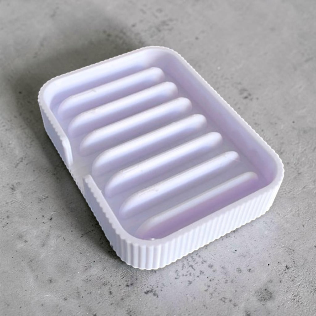 Saboneteira frisada Minha loja branca com base drenante para manter o sabonete seco em banheiros ou cozinhas.