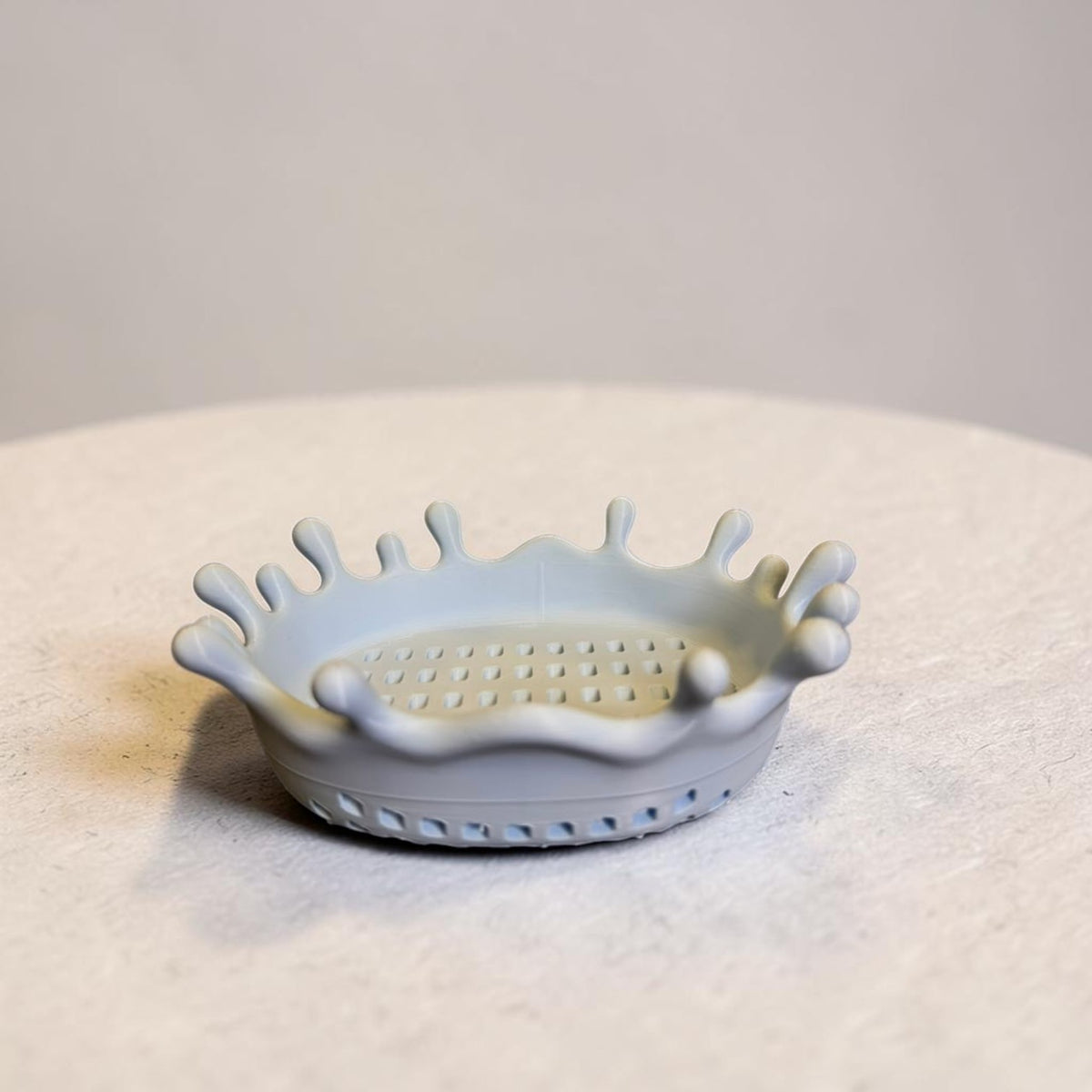 Saboneteira infantil Minha loja modelo Splash branca com design de respingo e base drenante para manter sabonete seco