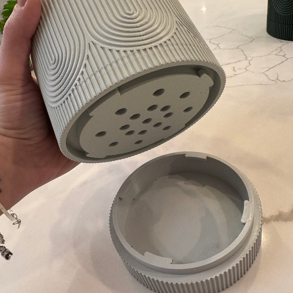 Vaso Minha loja cinza com textura de arcos e bandeja coletora removível com furos de drenagem