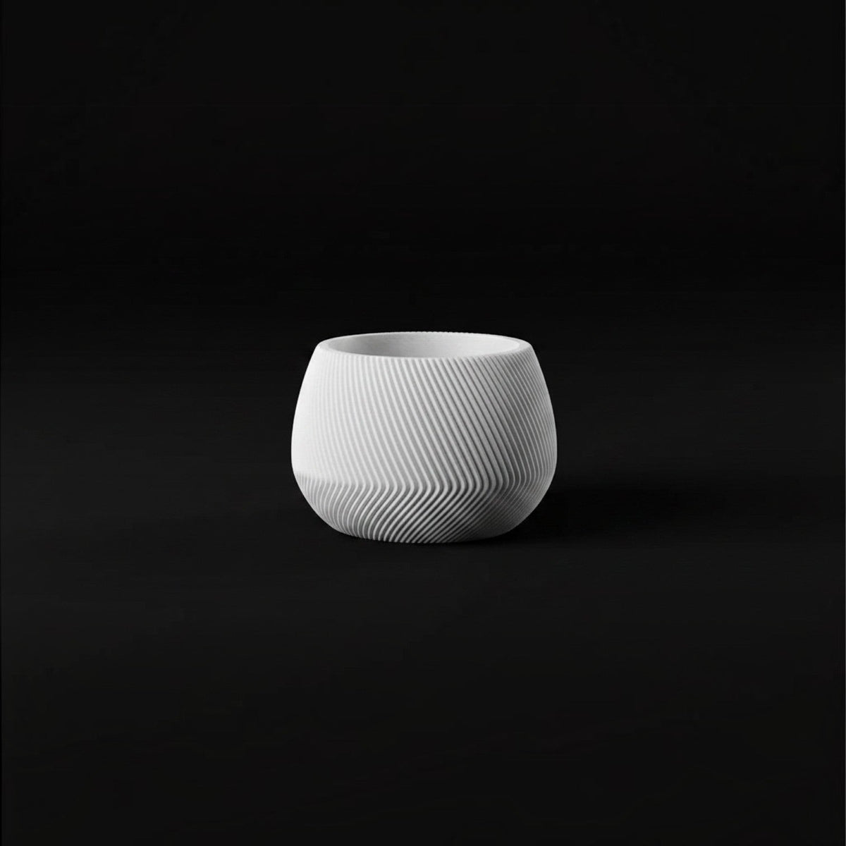 Vaso decorativo Minha loja branco com design facetado e linhas modernas em impressão 3D sobre fundo preto