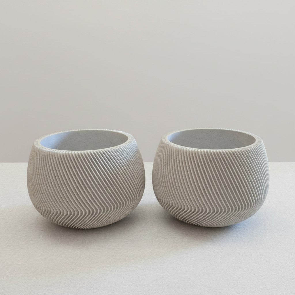 Dois vasos facetados Minha loja em impressão 3D, cor cinza claro, com textura de linhas modernas e design arredondado.