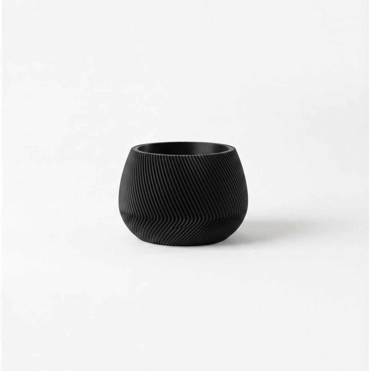 Vaso decorativo Minha loja facetado preto em impressão 3D com design moderno e texturizado para suculentas