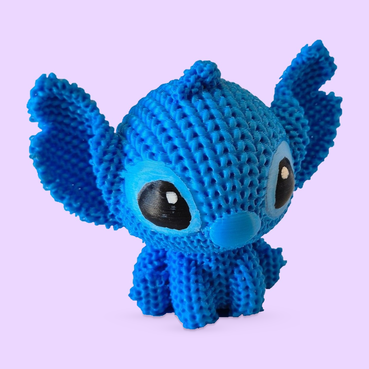 Stitch em estilo tricô impresso em 3D, apoiado sobre fundo lavanda com sombra suave de contato