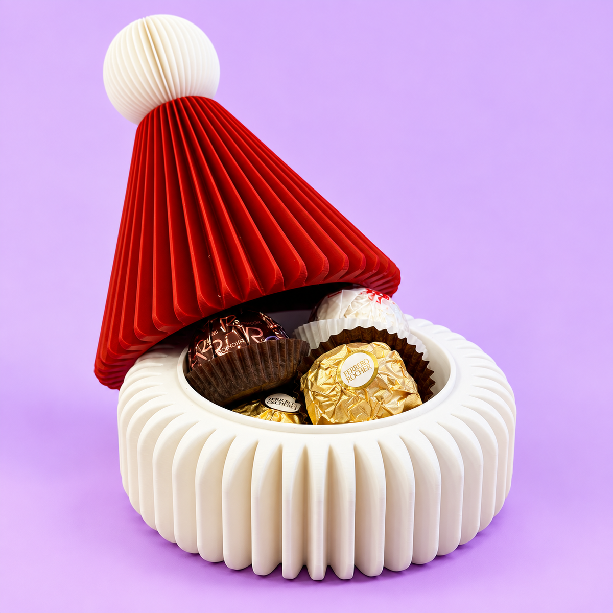 Tigela Gorro do Papai Noel 3D aberta com chocolates em fundo lavanda