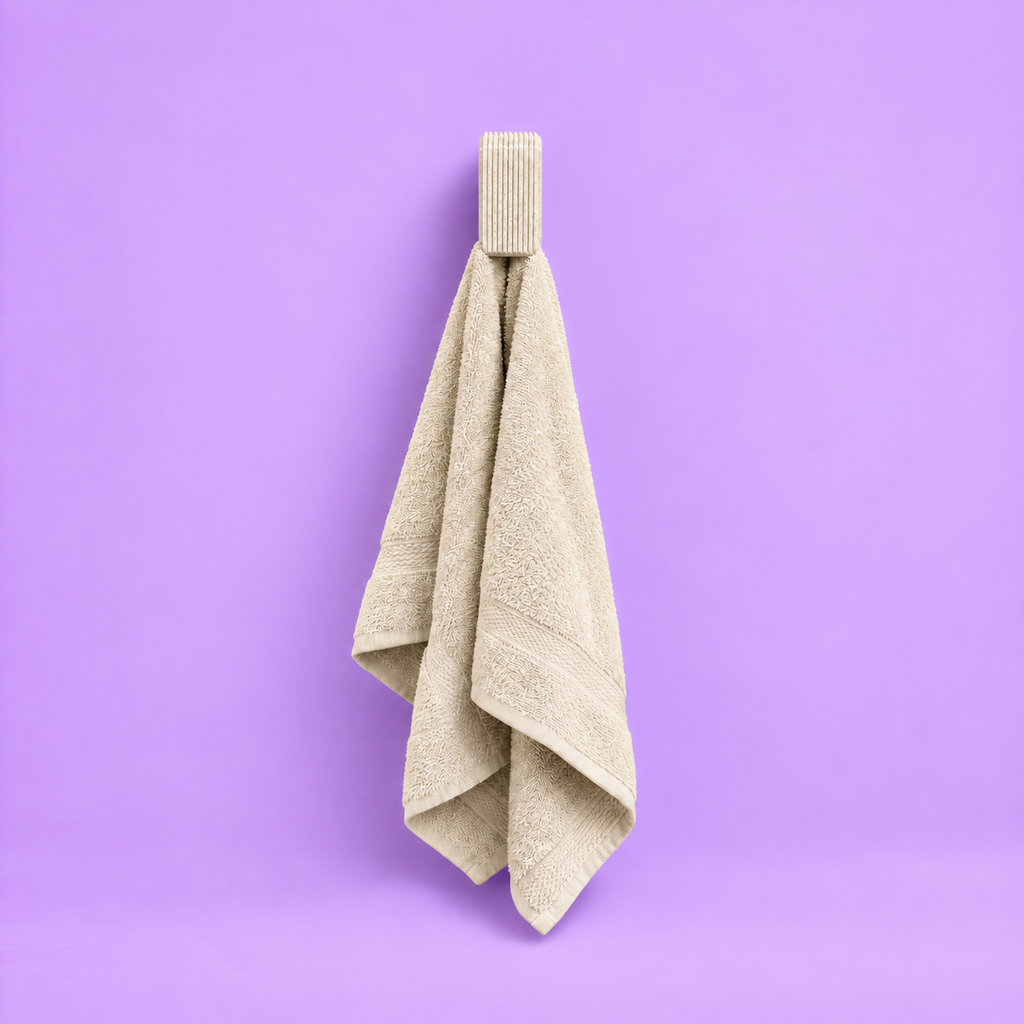 Toalheiro Ripado com design moderno em fundo lavanda com toalha pendurada